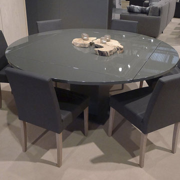 Circular extending dining table