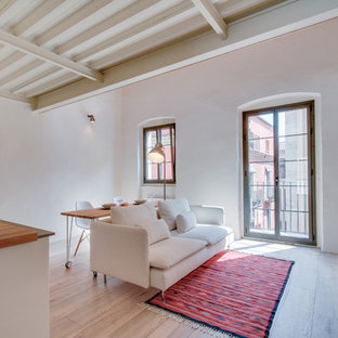 Mittelgroßes, Offenes Mediterranes Wohnzimmer ohne Kamin mit weißer Wandfarbe und braunem Holzboden in Sonstige