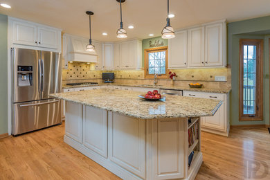 Transitional kitchen photo in Chicago
