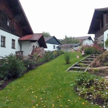 Gartenumgestaltung mit Teich und Natursteinmauer
