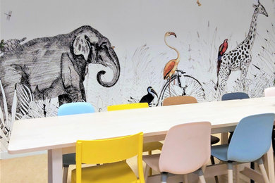 Cette photo montre une très grande salle à manger ouverte sur le salon éclectique avec un mur multicolore et un sol beige.