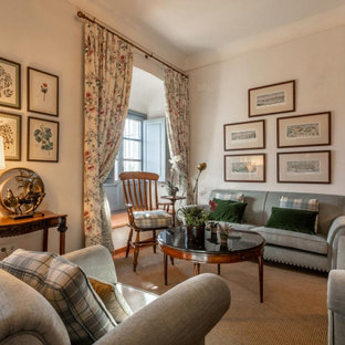 Diseño de salón mediterráneo con paredes blancas