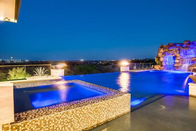 Minimalist pool photo in Dallas