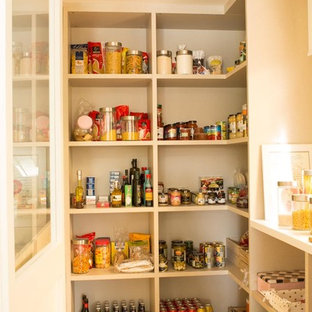 Shabby chic-inspirerad inredning av ett skafferi