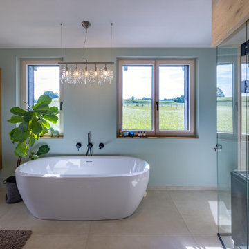 Einfamilienhaus mit Tinyhaus Chieming Badewanne mit Ausblick