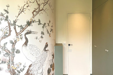 Idée de décoration pour une chambre parentale minimaliste avec un mur vert, parquet clair, un sol beige et du papier peint.
