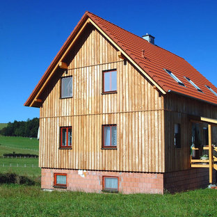 Zweistöckiges, Braunes Uriges Haus mit Holzfassade und Satteldach in Sonstige