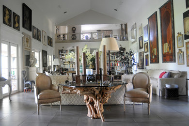 Example of a classic living room design in Miami