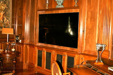 Foto de cine en casa clásico grande con paredes marrones, suelo de madera en tonos medios y pared multimedia