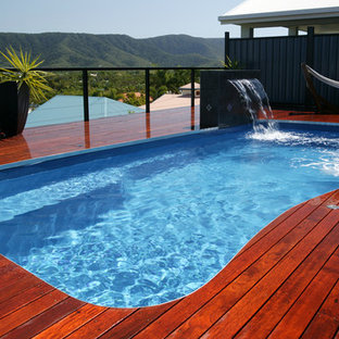 Oberirdischer, Mittelgroßer Pool auf dem Dach in rechteckiger Form mit Wasserspiel und Dielen in Montreal