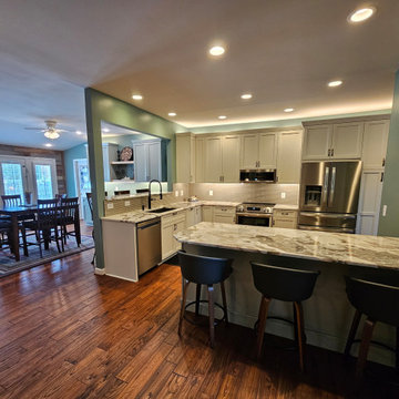 Contemporary Kitchen Remodel Done in Two-Tone Cabinets