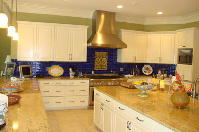 ダラスにある広いトラディショナルスタイルのおしゃれなキッチン (ダブルシンク、シェーカースタイル扉のキャビネット、白いキャビネット、御影石カウンター、青いキッチンパネル、ガラスタイルのキッチンパネル、シルバーの調理設備、セラミックタイルの床、ベージュの床) の写真