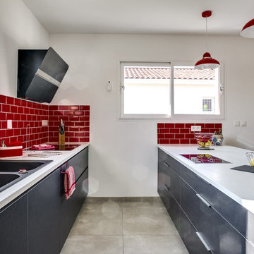 Cuisine Grise,plan de travail blanc, carreau métro rouge et dressing