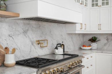 Transitional kitchen photo in Montreal