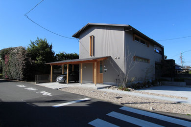 Diseño de fachada de casa gris y gris pequeña de dos plantas con revestimiento de metal, tejado a dos aguas y tejado de metal