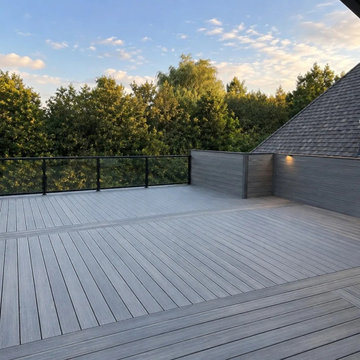 Composite screen wall with recessed lighting on the upper deck, King City
