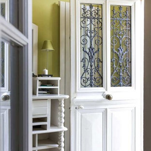 Пример оригинального дизайна интерьера: фойе среднего размера в стиле кантри с зелеными стенами, полом из терракотовой плитки, голландской входной дверью, фиолетовой входной дверью и разноцветным полом