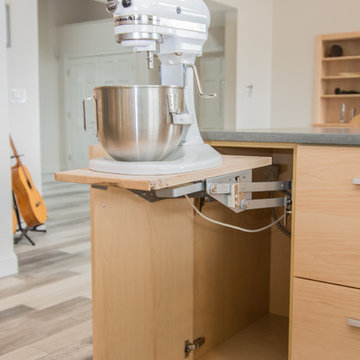 Full-Access Contemporary Kitchen