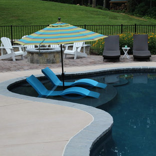 Mittelgroßer Maritimer Schwimmteich hinter dem Haus in individueller Form mit Betonplatten in Washington, D.C.