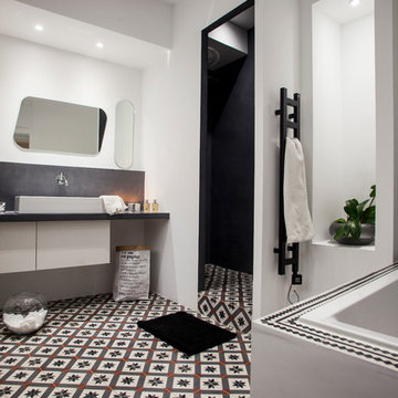 Salle de bain contemporaine dans un appartement à AIX-EN-PROVENCE