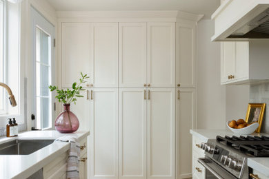 Transitional kitchen photo in Vancouver
