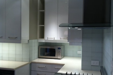 Kitchen - contemporary kitchen idea in New York