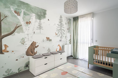 Réalisation d'une chambre de bébé garçon design de taille moyenne avec un mur vert.