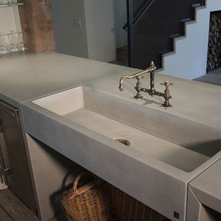 オーランドの中サイズのトランジショナルスタイルのおしゃれな着席型バー (一体型シンク、コンクリートカウンター、無垢フローリング) の写真