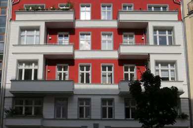 Wohnung mit roter Fassadenfarbe in Berlin