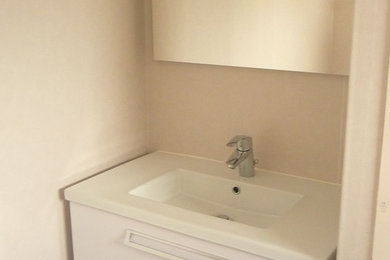 This is an example of a contemporary bathroom in Nantes.