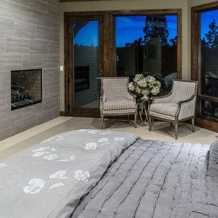 Esempio di una grande camera matrimoniale etnica con moquette, camino classico e cornice del camino piastrellata