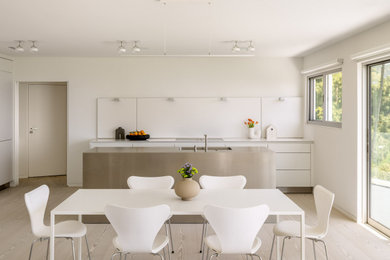 Inspiration for a modern dining room remodel in Los Angeles