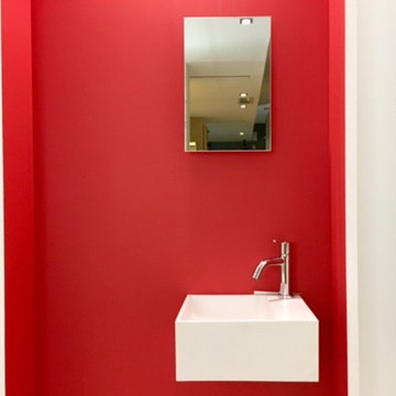 Des lave-mains et des miroirs sobres et minimalistes