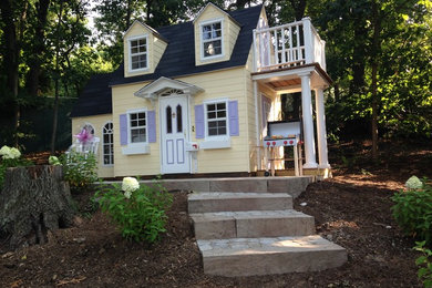 Inspiration for a shabby-chic style backyard landscaping in New York.