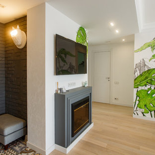 Foto på en liten eklektisk ingång och ytterdörr, med grå väggar, klinkergolv i keramik, en enkeldörr, en grå dörr och flerfärgat golv