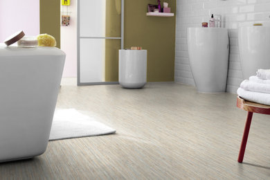 Modernes Badezimmer mit freistehender Badewanne, beigem Boden, Doppelwaschbecken und Vinylboden in Sonstige