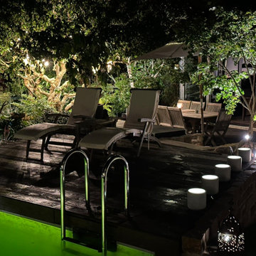 Schwimmteich mit Wasserfall, Sitzplatz und Stegterrasse