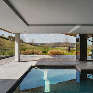 バッキンガムシャーの中サイズのL型コンテンポラリースタイルのおしゃれな屋内プール (コンクリート板舗装	) の写真