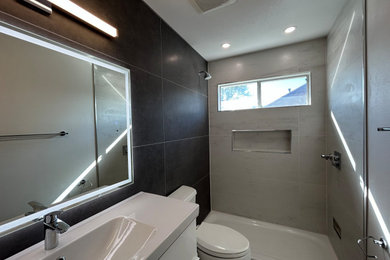 Example of a minimalist bathroom design in Dallas