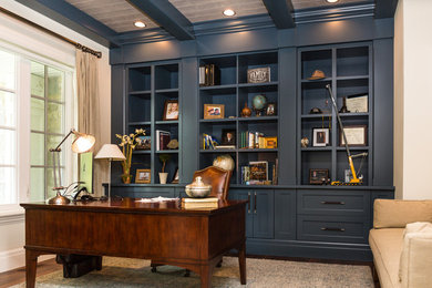 Diseño de despacho clásico con escritorio empotrado y suelo beige
