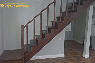 Ejemplo de escalera en L de tamaño medio con escalones de madera, contrahuellas de madera y barandilla de madera