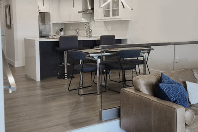 Diseño de salón abierto minimalista grande con paredes grises, suelo de madera oscura y suelo marrón