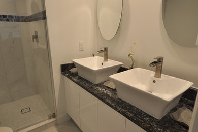 Example of a trendy bathroom design in Miami