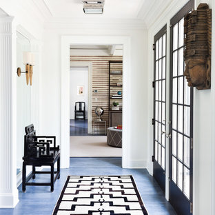 Inspiration för klassiska hallar, med vita väggar och blått golv