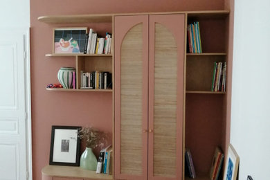 Foto de cine en casa cerrado vintage de tamaño medio con paredes rosas, suelo de madera clara, pantalla de proyección y suelo beige