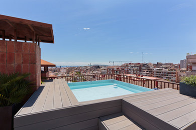 Diseño de piscina elevada mediterránea de tamaño medio rectangular en azotea