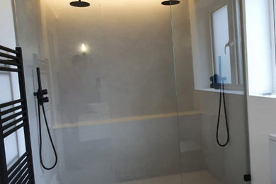 Foto de cuarto de baño doble minimalista grande sin sin inodoro con aseo y ducha, ducha abierta y encimeras blancas