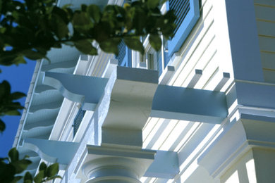 Example of an island style entryway design in Jacksonville