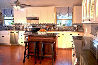 Kitchen - traditional kitchen idea in Austin