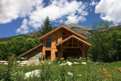 Inspiration pour une façade de maison chalet.